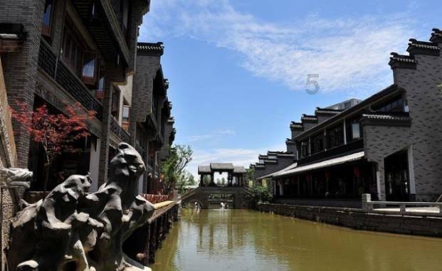 牡丹区交警携手返乡大学生志愿者开展文明交通宣传活动